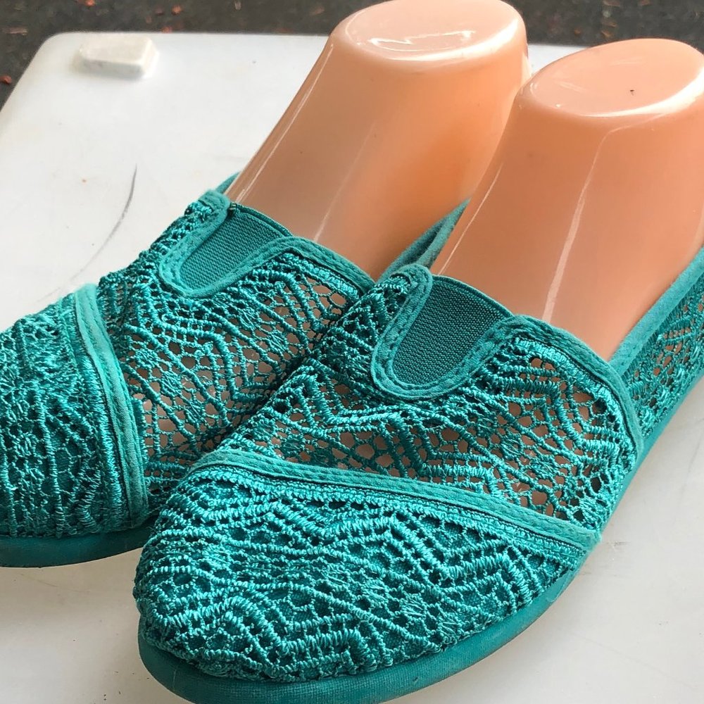 MAURICES WOMEN FLATS CROCHETS GREEN SLIP ON SHOES